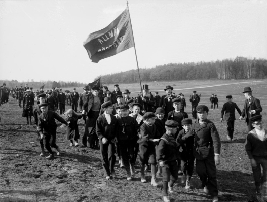 Demonstration för allmän rösträtt på Ladugårdsgärdet första maj 1901.
