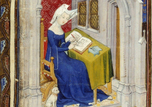 Medeltida kvinna sitter vid ett skrivbord och skriver. Bild från 1400-talet.